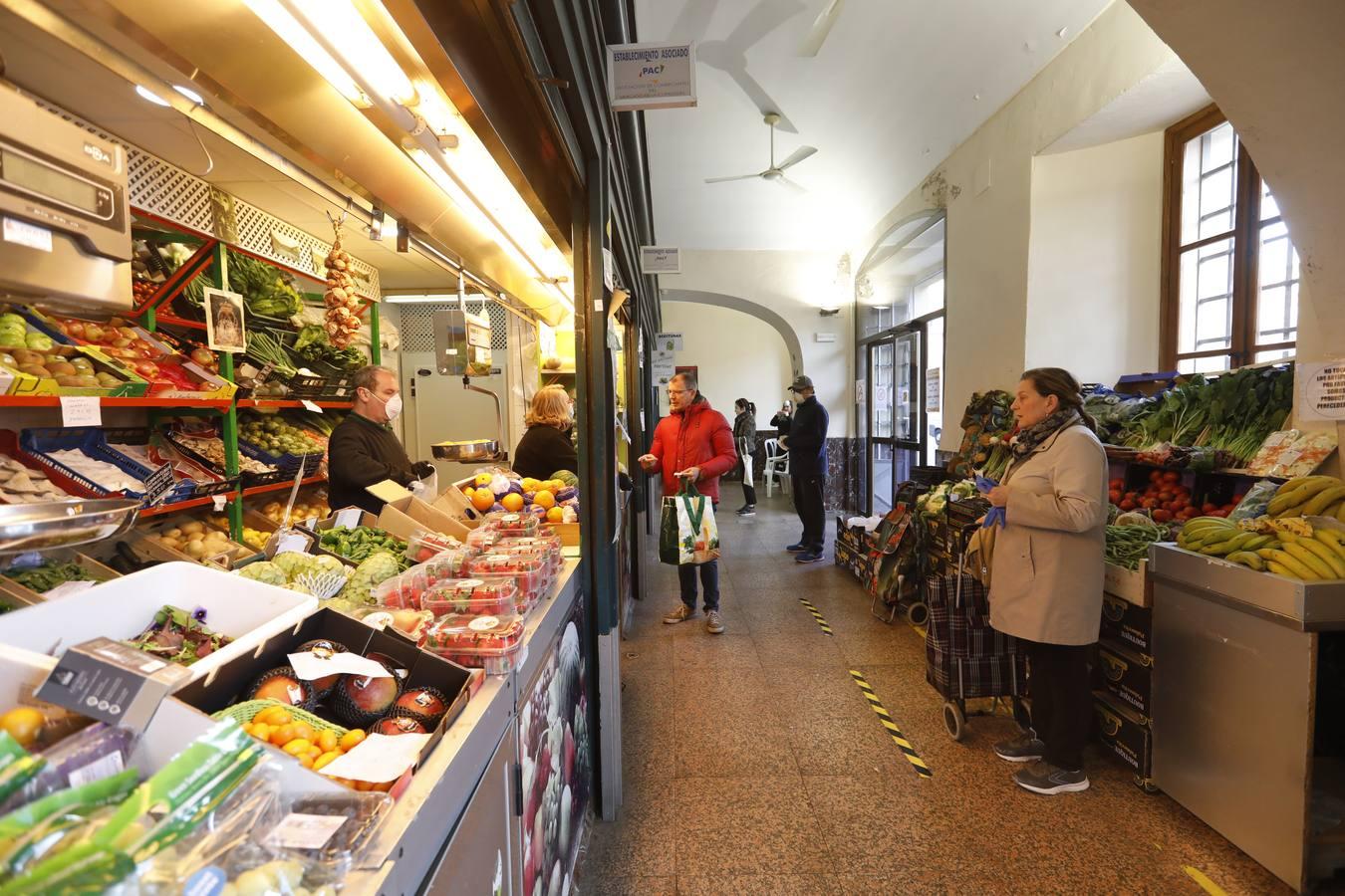 Las calles, mercados y quioscos de Córdoba con el coronavirus, en imágenes