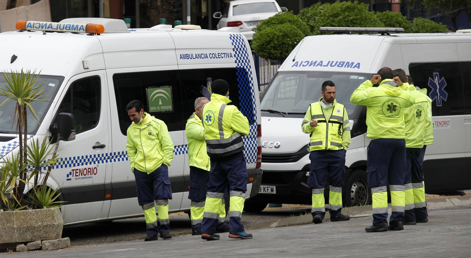 La UME desinfecta algunas instalaciones del Hospital Virgen del Rocío de Sevilla