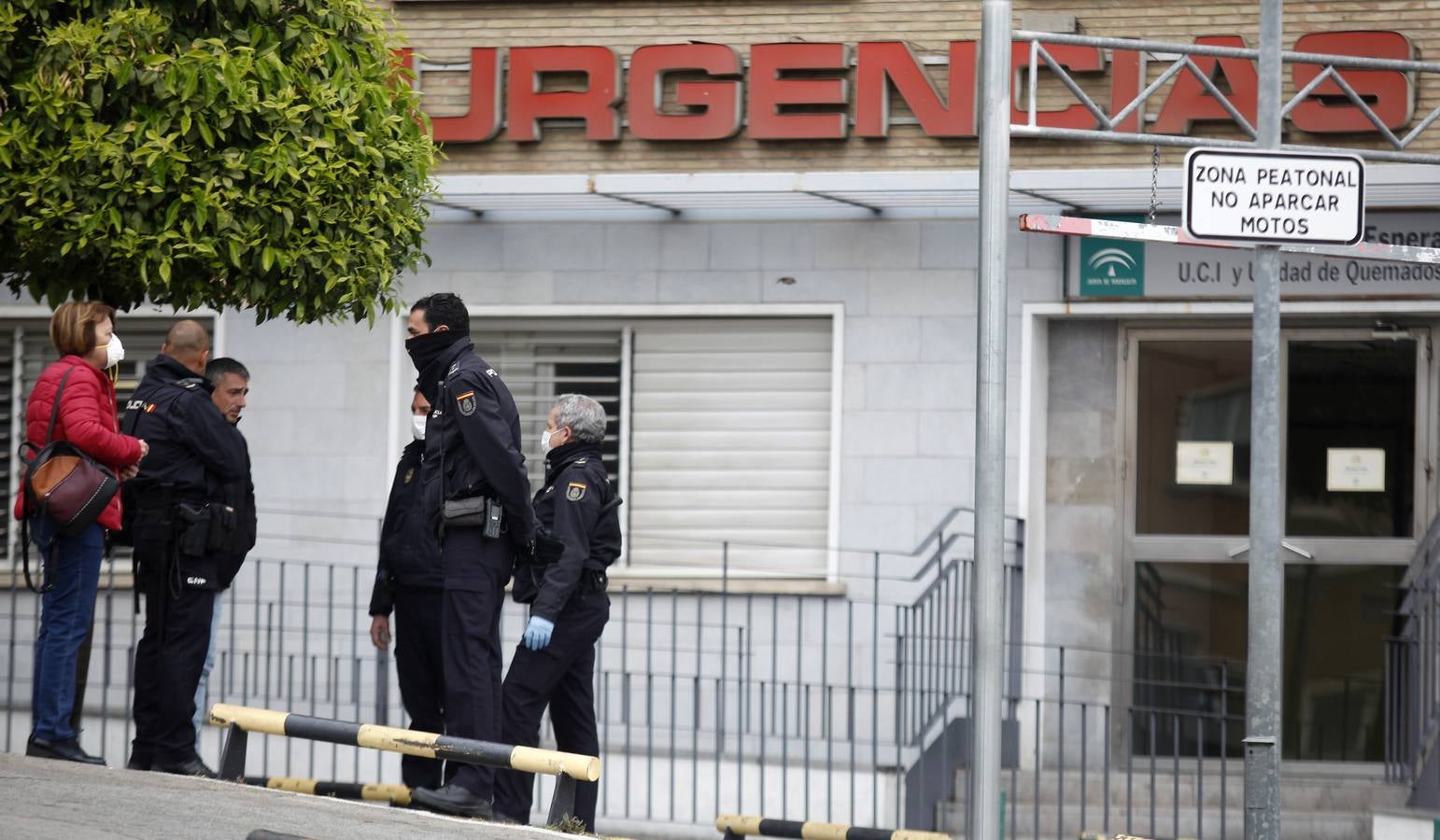 La UME desinfecta algunas instalaciones del Hospital Virgen del Rocío de Sevilla