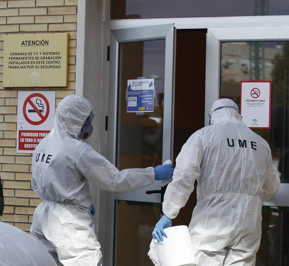 La UME desinfecta algunas instalaciones del Hospital Virgen del Rocío de Sevilla