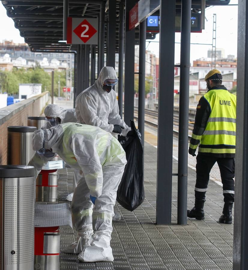 La UME desinfecta algunas instalaciones del Hospital Virgen del Rocío de Sevilla