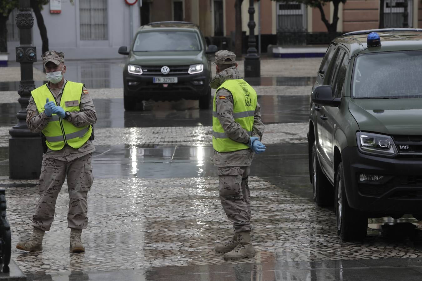 FOTOS: los militares patrullan las calles, estaciones y hospitales de la Bahía de Cádiz