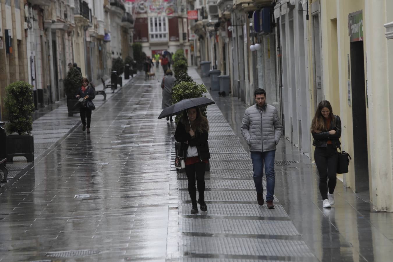 FOTOS: los militares patrullan las calles, estaciones y hospitales de la Bahía de Cádiz