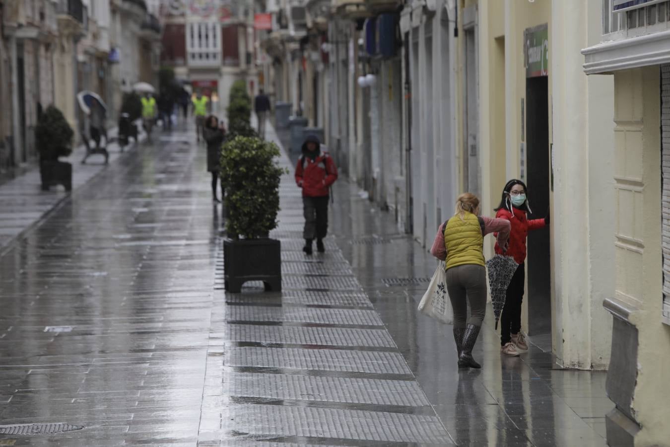 FOTOS: los militares patrullan las calles, estaciones y hospitales de la Bahía de Cádiz