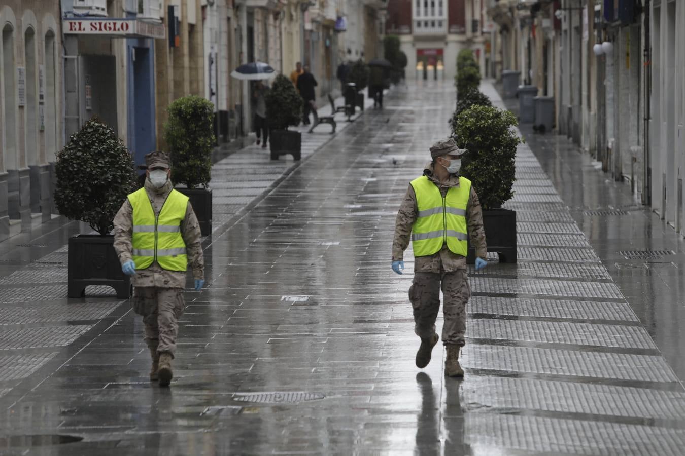 FOTOS: los militares patrullan las calles, estaciones y hospitales de la Bahía de Cádiz