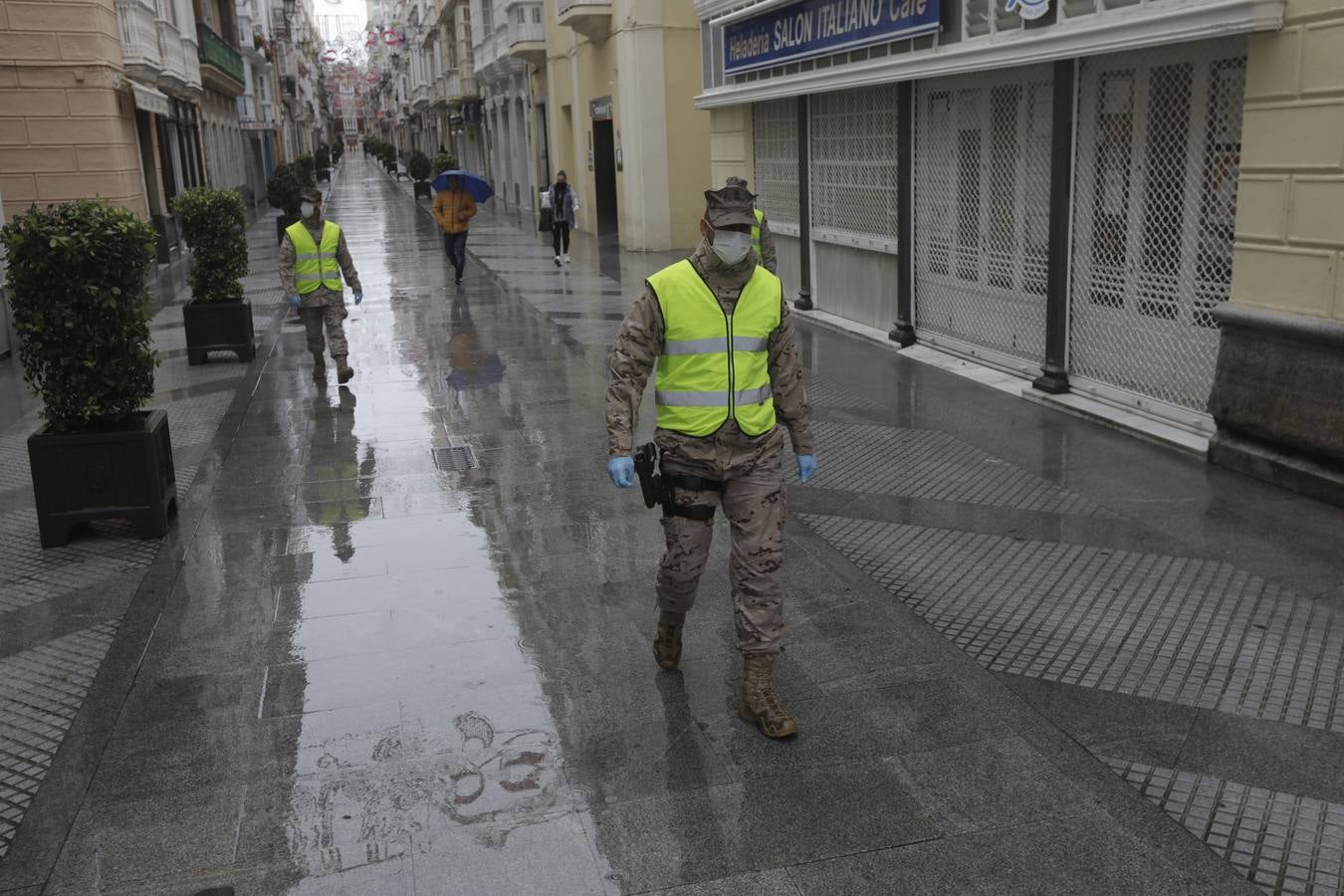 FOTOS: los militares patrullan las calles, estaciones y hospitales de la Bahía de Cádiz