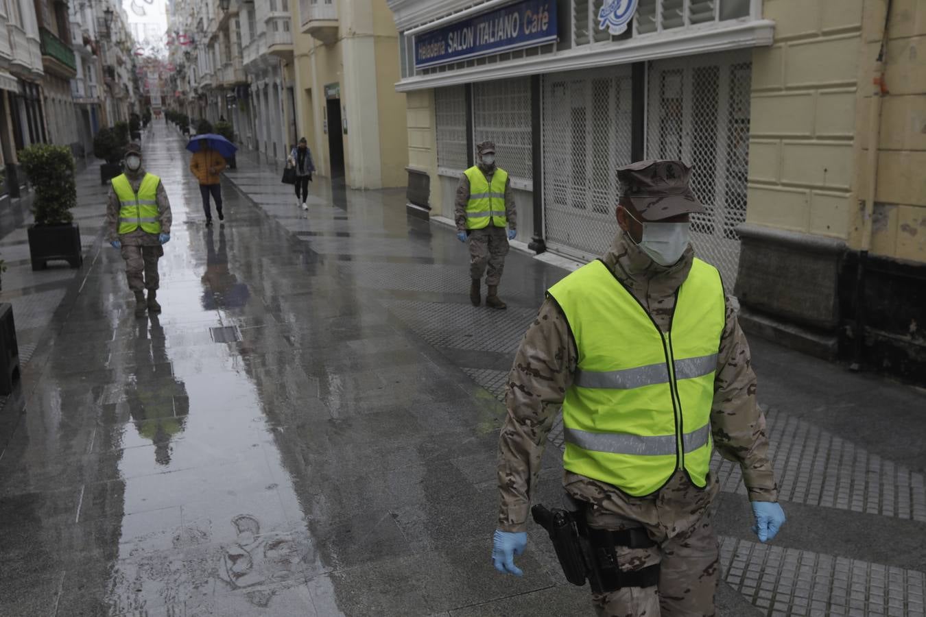 FOTOS: los militares patrullan las calles, estaciones y hospitales de la Bahía de Cádiz