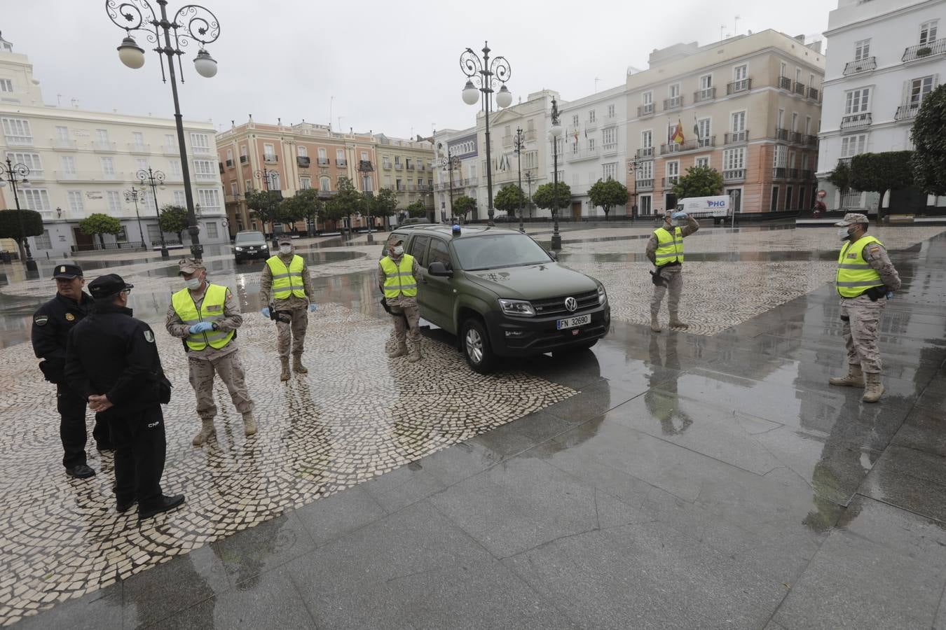 FOTOS: los militares patrullan las calles, estaciones y hospitales de la Bahía de Cádiz