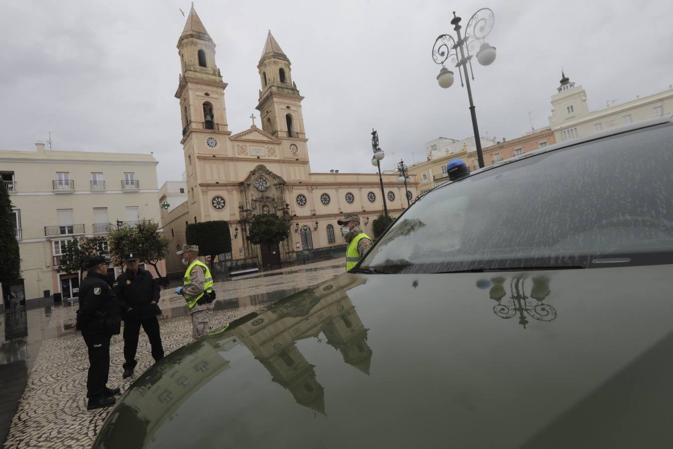 FOTOS: los militares patrullan las calles, estaciones y hospitales de la Bahía de Cádiz