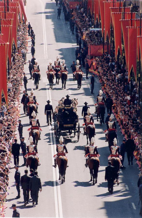 El enlace se celebró en la Catedral de Sevilla con más de 1.500 invitados y ante la atenta mirada de miles de personas que llenaban las calles para aclamar a la primogénita del que por aquel entonces era el jefe del Estado. 