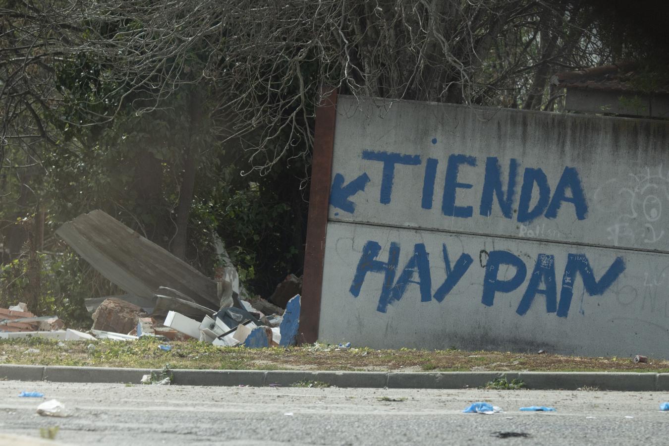 La alerta sanitaria por el avance descontrolado del coronavirus ha llegado a cuentagotas, al menos a tenor de lo observado en un poblado que no entiende de cuarentenas. «Aquí nadie ha venido a decirnos que nos quedemos en casa», coinciden varios de sus moradores.. 