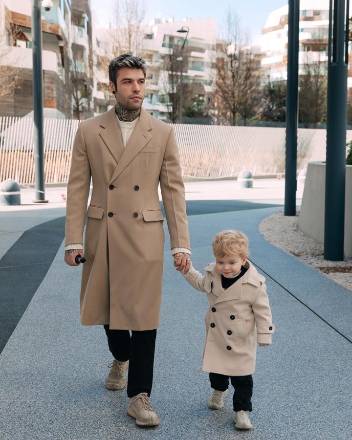 Fedez- Los padres más elegantes de Instagram. El rapero ya era uno de los cantantes más famosos de Italia antes de conocer a Chiara Ferragni, aunque todavía sin un estilo realmente definido. Sin embargo, eso cambió desde que la empresaria le transmitió su pasión por la moda. Ahora es uno de los imprescindibles en los front rows de las fashion weeks e incluso ha diseñado alguna que otra colección; y en vista a cómo combina su look con su hijo Leone, parece que este también seguirá sus pasos.