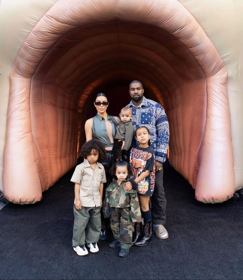 Kanye West - Los padres más elegantes de Instagram. Aunque su estilo no es clásico al uso, no hay duda de Yeezy, su marca de zapatillas, está marcando un antes y un después en la historia de la industria deportiva. Sus cuatro hijos desde prácticamente su nacimiento las han lucido combinadas con prendas de firmas de lujo entre las que destacan Louis Vuitton y Gucci.