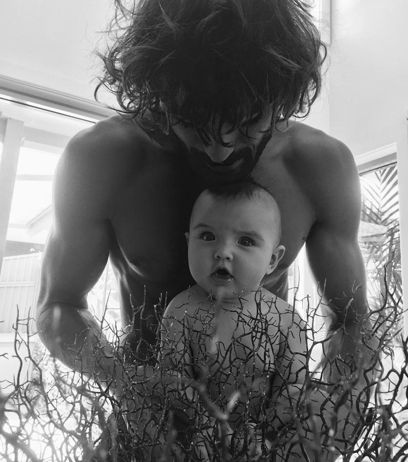 Marlon Teixeira - Los padres más elegantes de Instagram. Al modelo brasileño se lo rifan las firmas internacionales, y aunque a muchos sorprendió su paternidad, lo cierto es que su hija ha salido a él. Solo el tiempo dirá si también decide dedicarse al mundo de la moda.