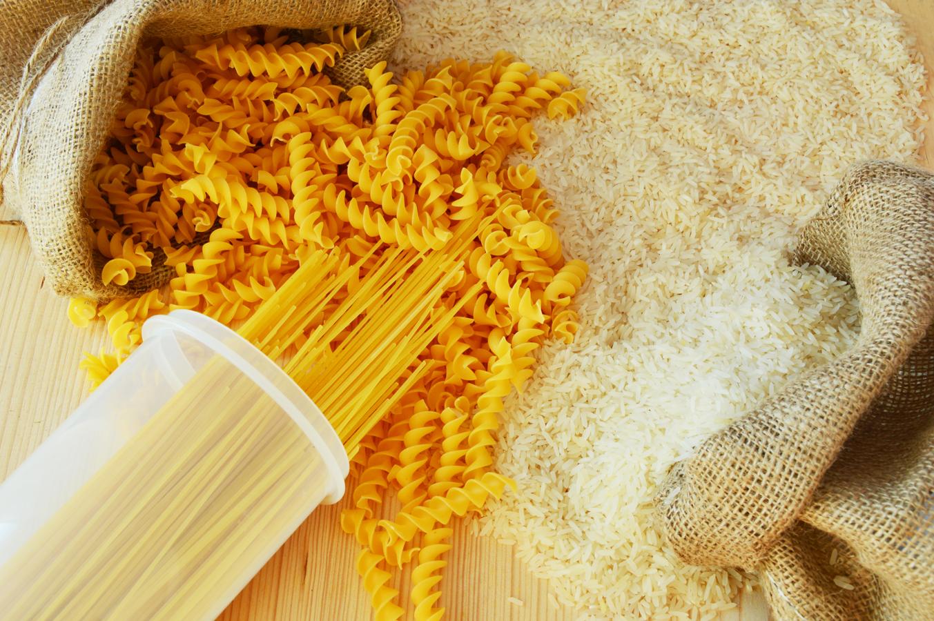 Pasta y arroz. El arroz no caduca y da igual donde lo guardes. Sin embargo, esto solo funciona cuando está crudo. Si esta cocinado el tiempo de caducidad es mucho menor. La pasta es otro de los alimentos con mucha fecha de caducidad Pero siempre debe estar crudo. Si lo cocinas no lo puedes guardar mucho tiempo.