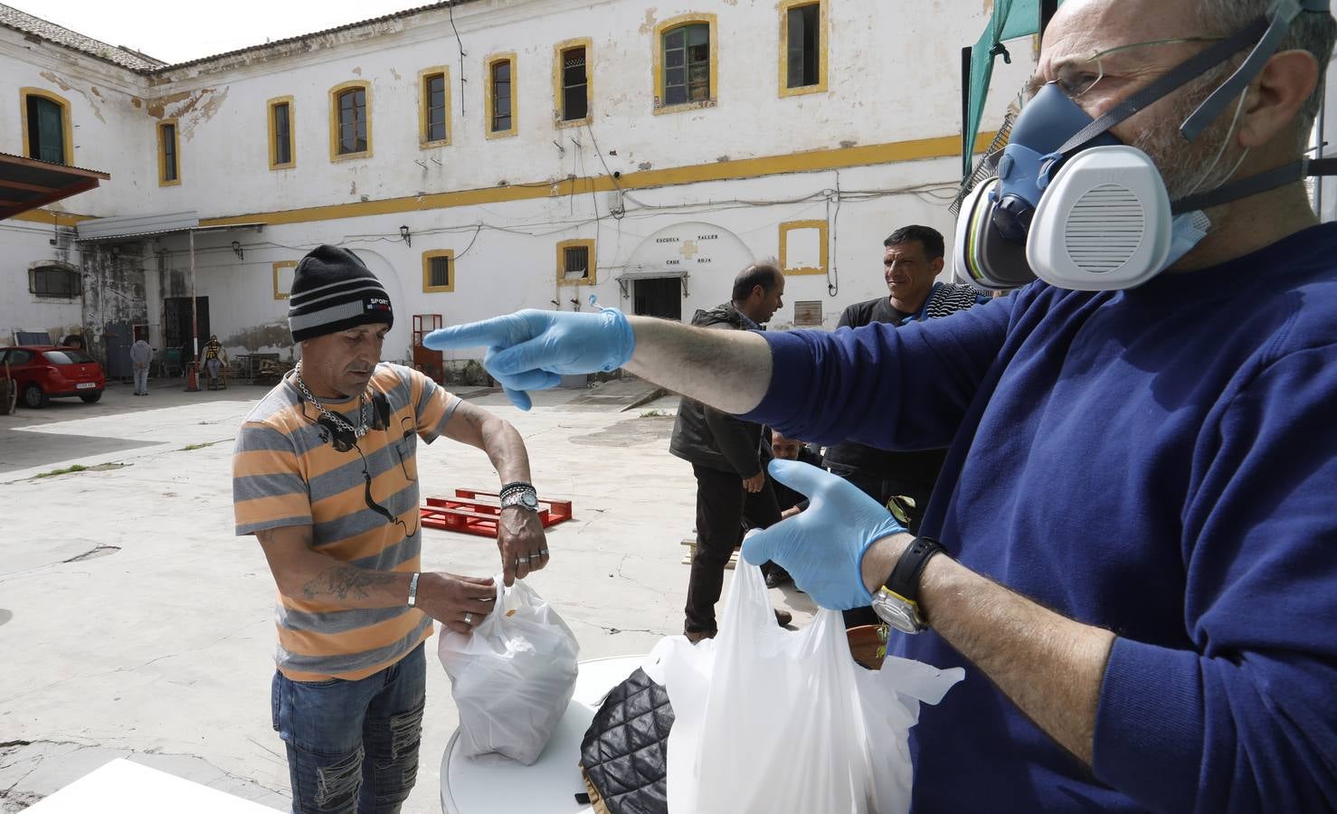 En imágenes, el reparto de comida en Córdoba frente al coronavirus