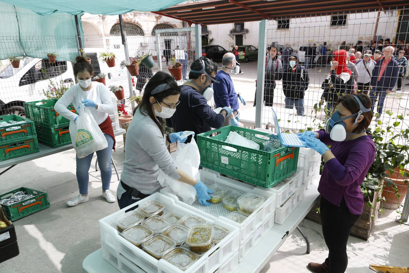En imágenes, el reparto de comida en Córdoba frente al coronavirus