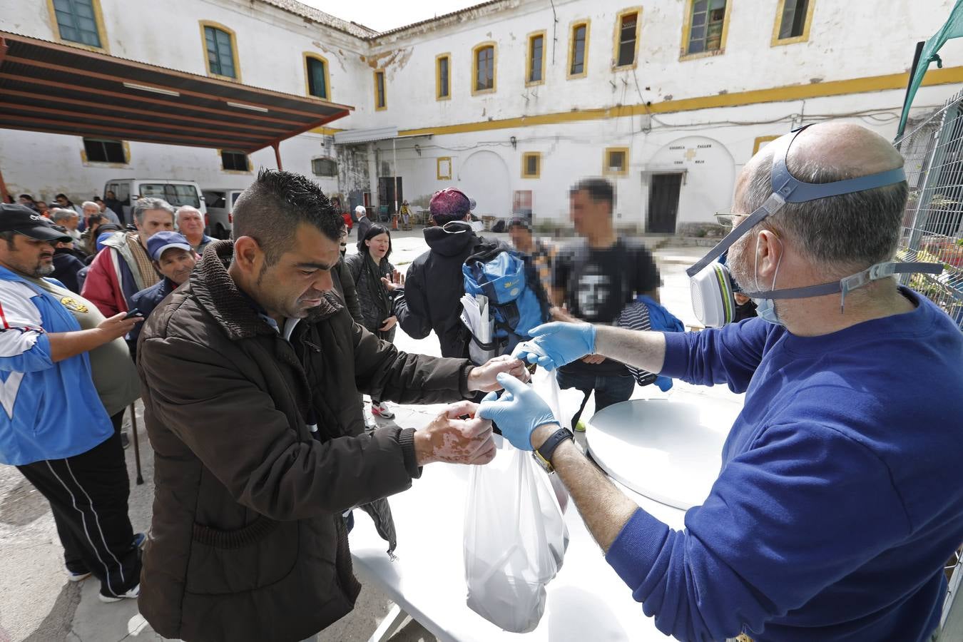 En imágenes, el reparto de comida en Córdoba frente al coronavirus