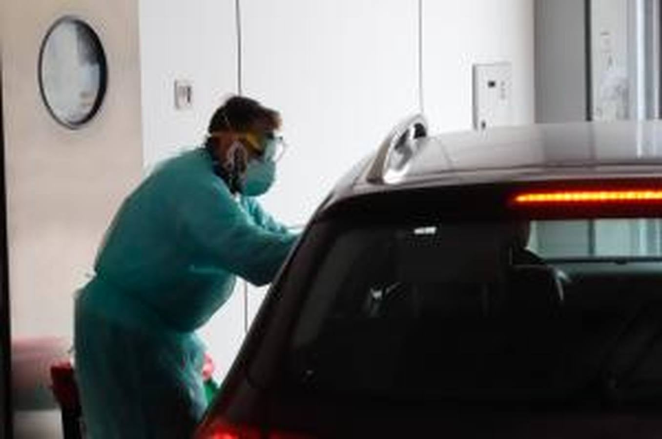 En imágenes, los test del coronavirus a personal esencial desde el coche