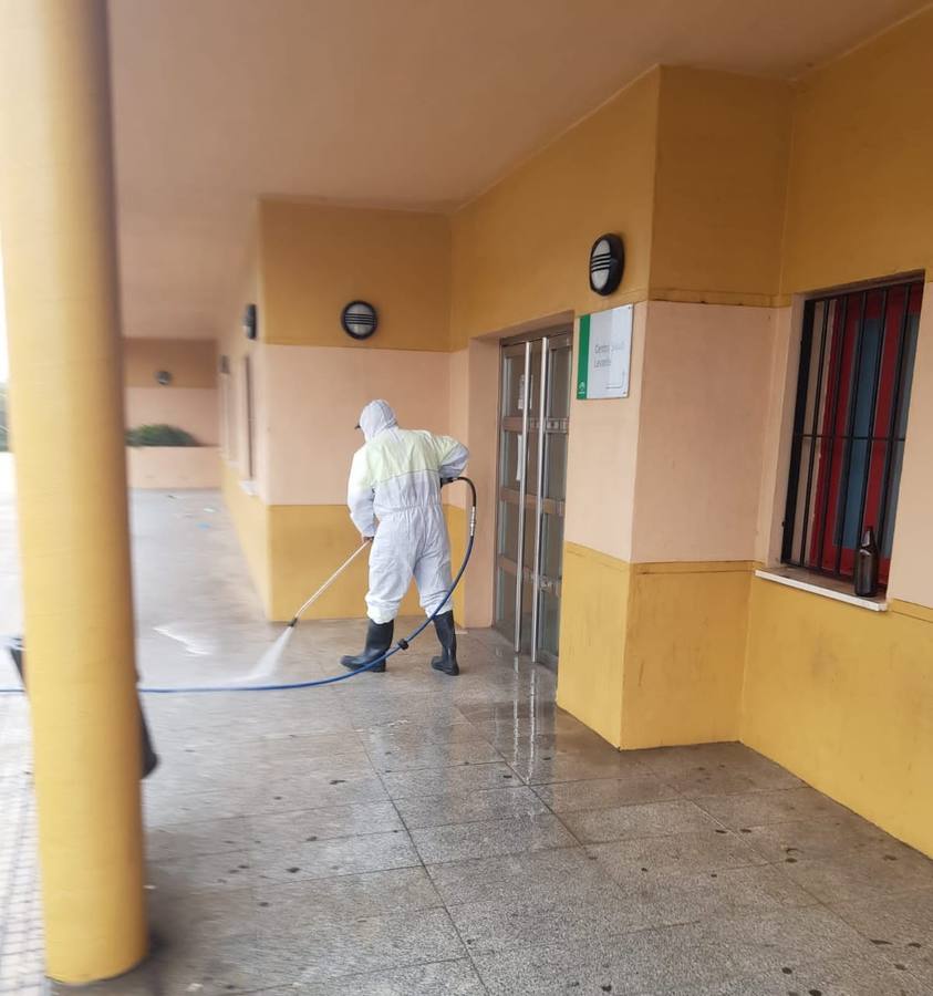 FOTOS: Los municipios de Cádiz intensifican la desinfección de sus calles por el coronavirus