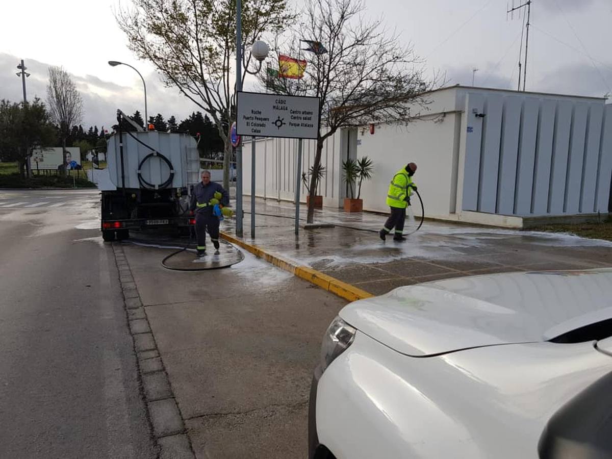 FOTOS: Los municipios de Cádiz intensifican la desinfección de sus calles por el coronavirus