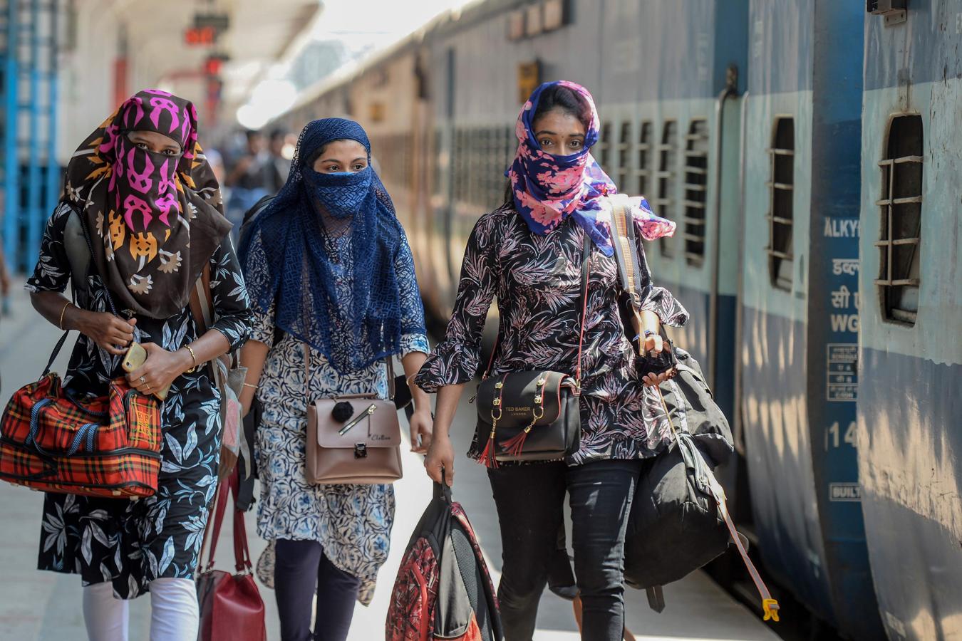 Secunderabab (India). Jóvenes indias en la estación de Secunderabab ciudad gemela de Hyderabad