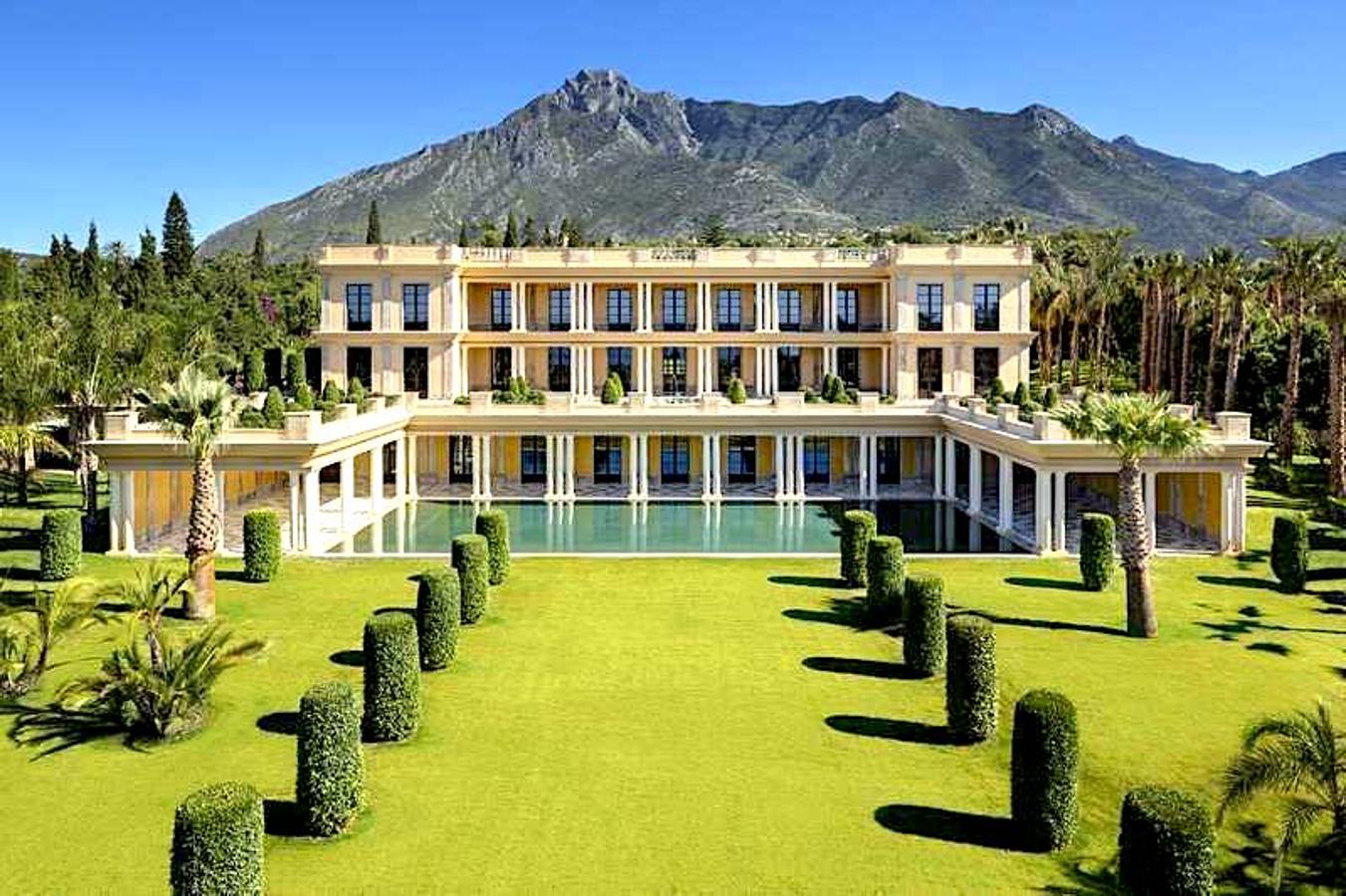 Palacio de inspiración francesa en Marbella. Esta construcción, cuyo diseño está inspirado en Versalles, se encuentra situado en el centro de una inmensa finca con múltiples jardines, palmeras, un estanque y varias piscinas climatizadas. La villa principal posee 2 suites completas con baño y vestidor y otros 3 dormitorios con terrazas cubiertas con vistas al jardín y al mar. Pero sin duda la mayor sorpresa se encuentra en el sótano con piscina interior climatizada, jacuzzi, zona de sauna y ducha, sala de masaje, gimnasio, sala de relax, cine, bodega y garaje para 4 coches. Precio:32.000.000€