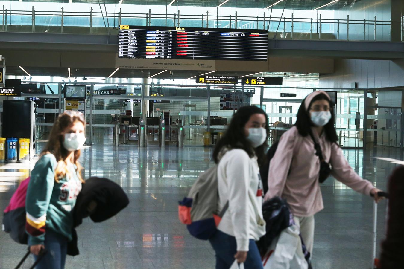 Viajeras en el aeropuerto de Lavacolla este miércoles, después de que todos los vuelos fueran cancelados. 