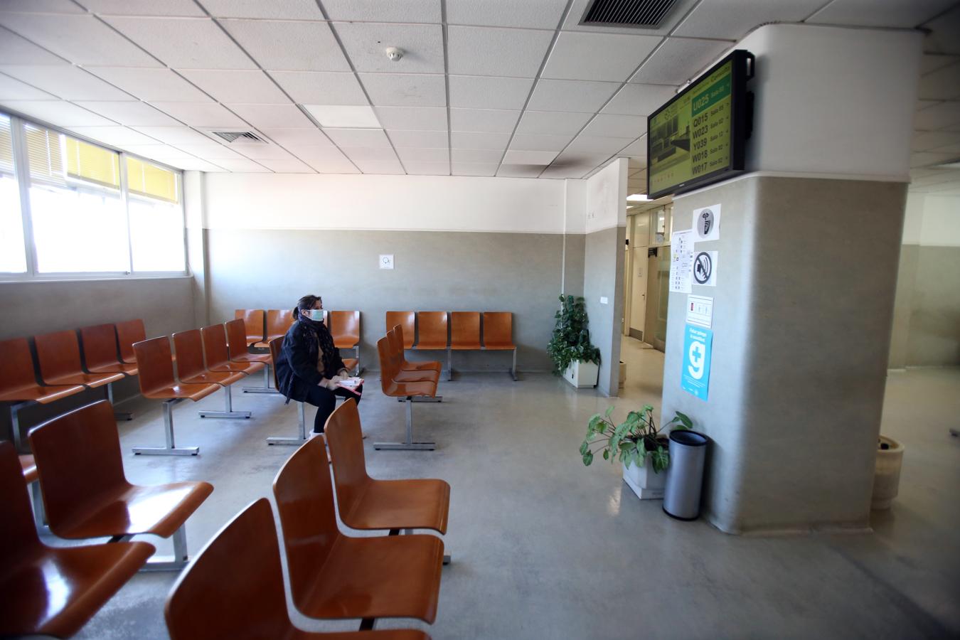 Las salas de Urgencias de los hospitales se han vaciado considerablemente por el temor al contagio. En la imagen, una mujer aguarda su turno para ser atendida en un centro sanitario de la capital gallega.. 