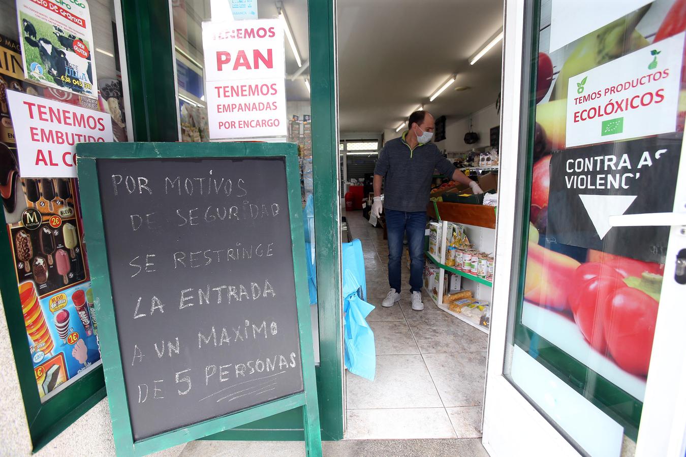 Aviso de aforo máximo permitido en una tienda de alimentación.. 