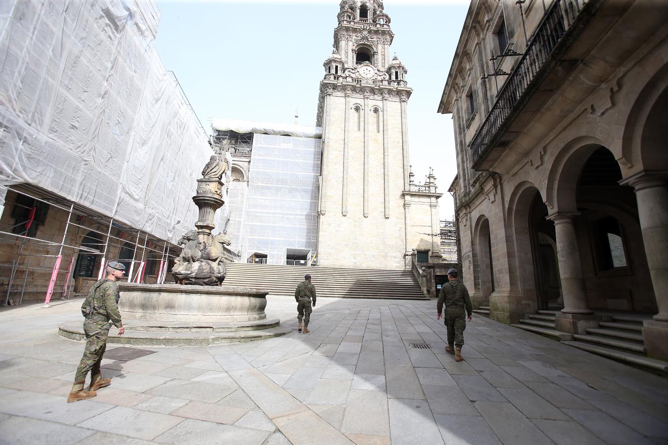 Una patrulla del Ejército supervisa la Praza das Praterías en Santiago.. 