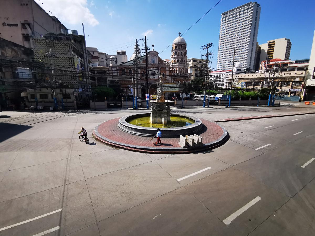 Manila (Filipinas). Una plaza en el centro de la capital del país sin tráfico de vehículos