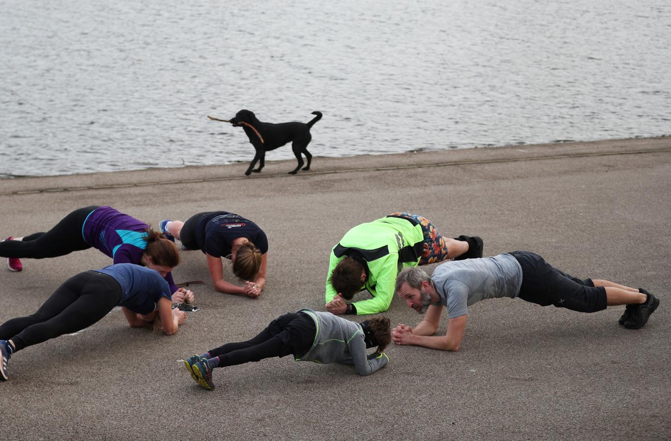 Londres (Reino Unido). Un grupo de deportistas hacen ejercicio a la espera de las restricciones que impondrá su gobierno, pese a su resistencia inicial