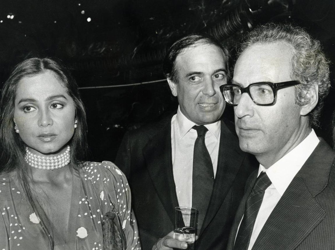 Preysler pasó de una ajetreada vida codeándose con famosos a una tranquila retirada al campo. Fue entonces cuando su vida social comenzó a distanciarse de la de su marido, que no disfrutaba de este tipo de actos en sociedad. En la imagen, de 1985, Isabel Preysler con Carlos Falcó y Miguel Boyer, cuando aún era la esposa del primero. 