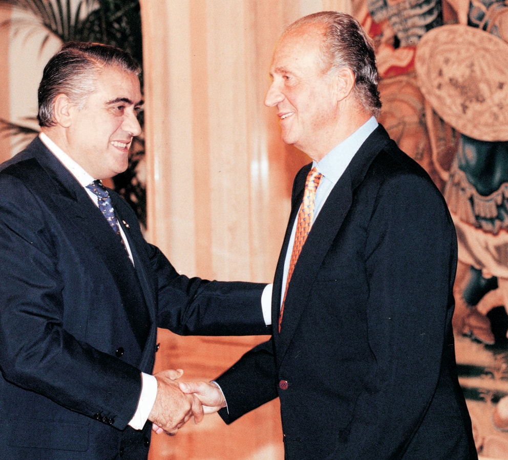 Sanz y el Rey Don Juan Carlos, durante la visita del Real Madrid a la Casa Real para ofrecer la Copa de Europa de 1998. 