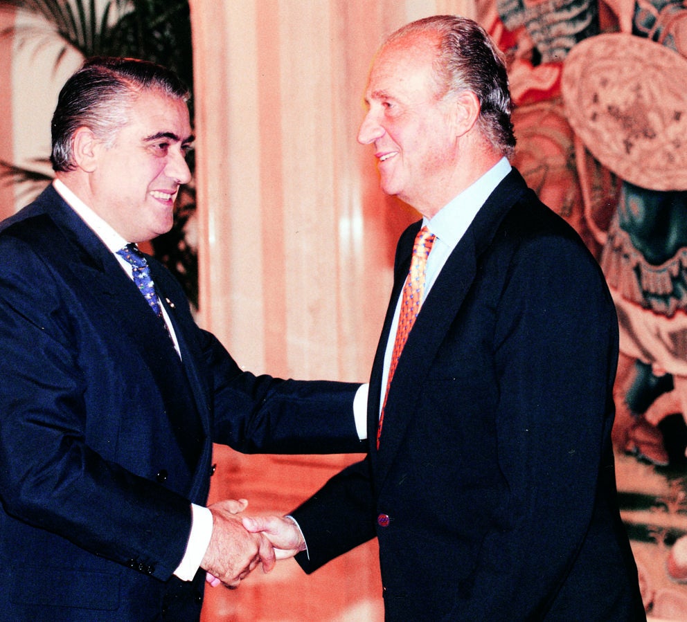 Sanz y el Rey Don Juan Carlos, durante la visita del Real Madrid a la Casa Real para ofrecer la Copa de Europa de 1998. 