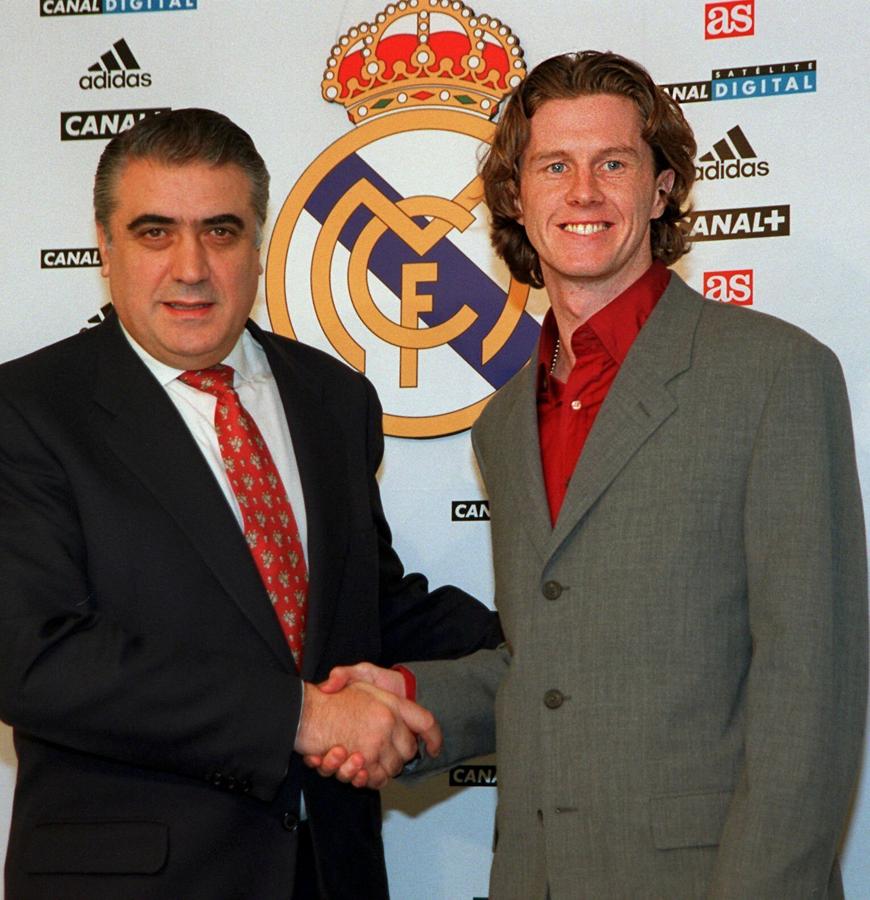 Lorenzo Sanz saluda a McManaman durante su presentación como jugador del Madrid, en 1999. 