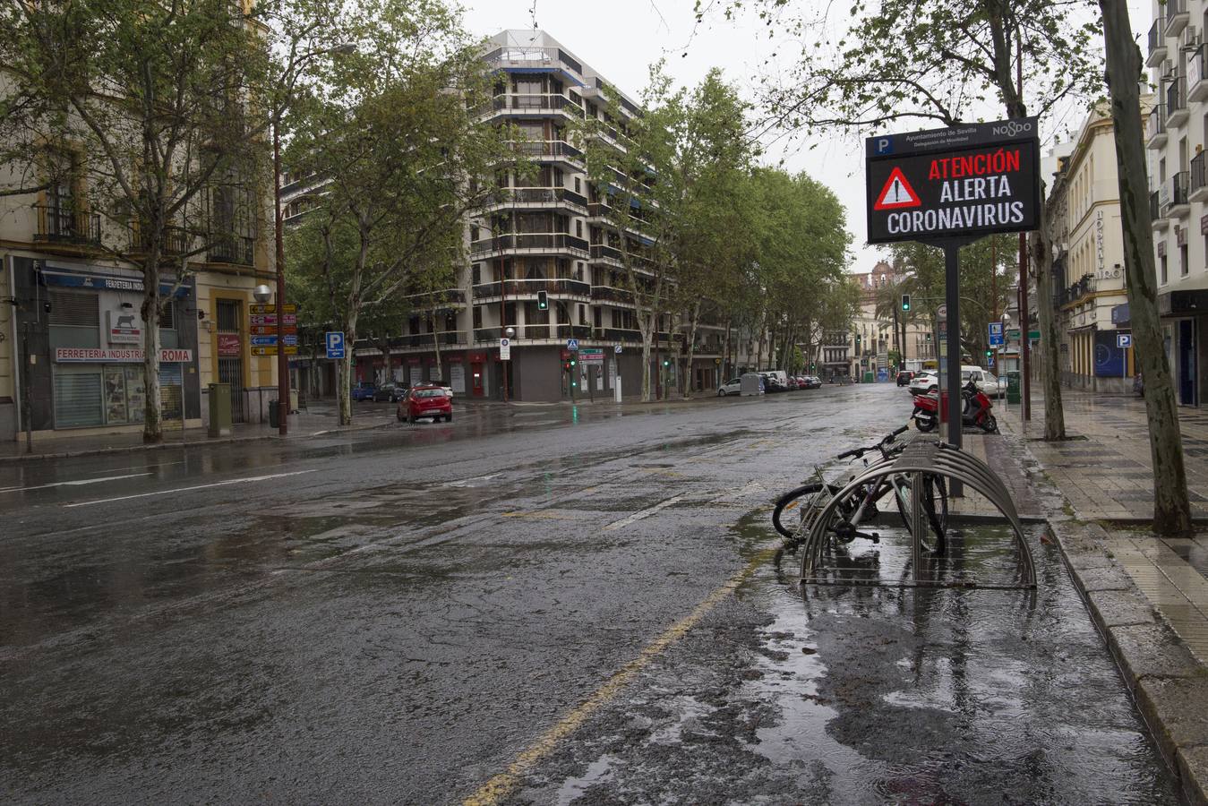 En imágenes, el coronavirus y la lluvia traen una estampa fantasmal de Sevilla