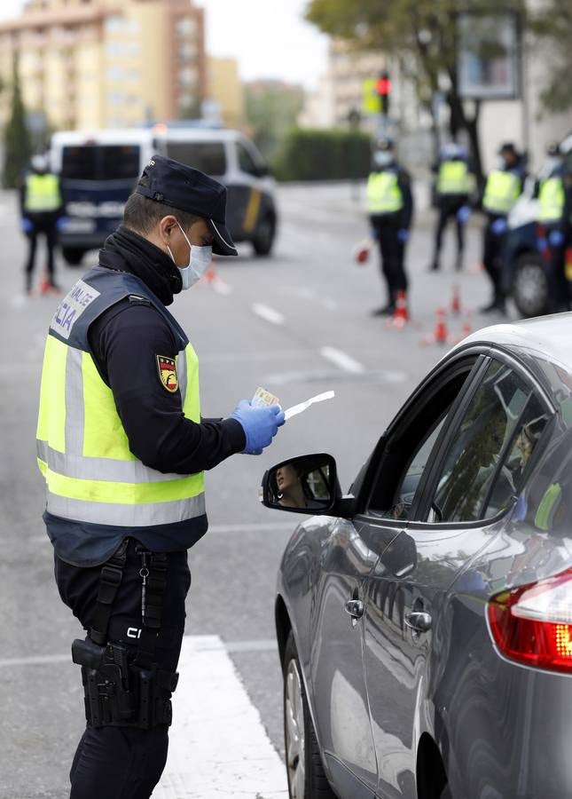 La Policía vigila que se cumpla el estado de alarma en Córdoba, en imágenes