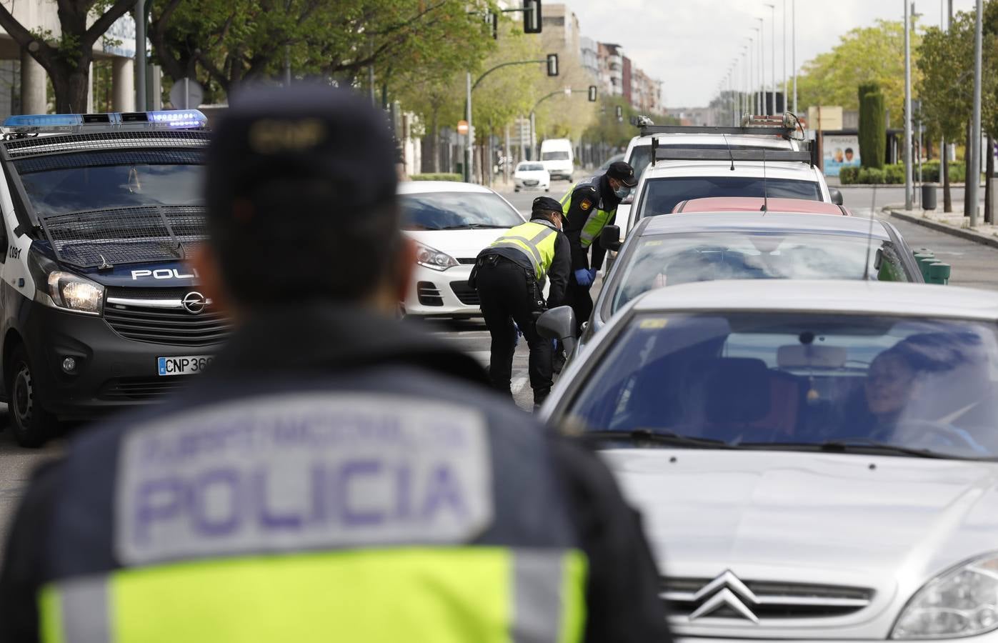 La Policía vigila que se cumpla el estado de alarma en Córdoba, en imágenes