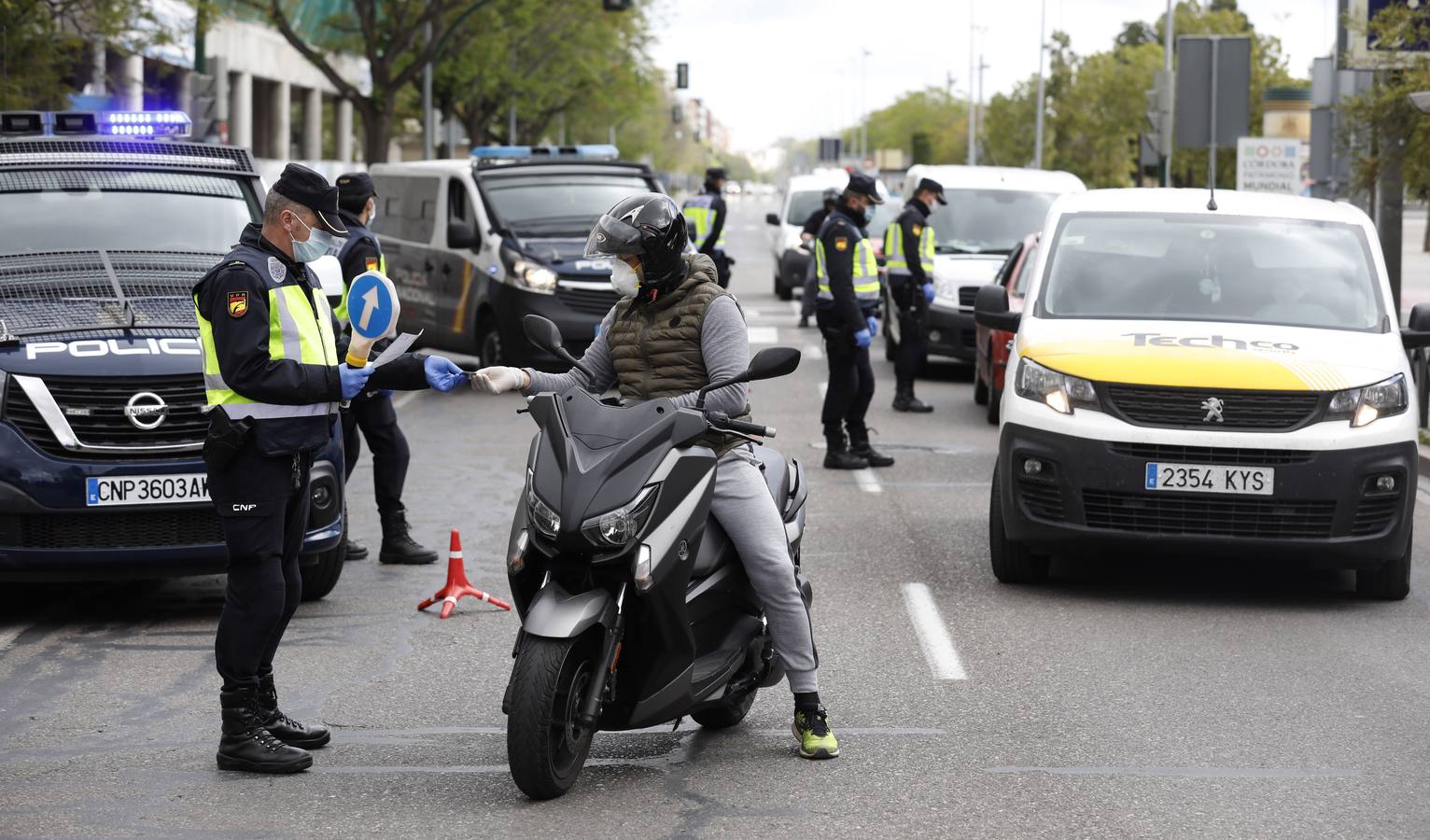 La Policía vigila que se cumpla el estado de alarma en Córdoba, en imágenes