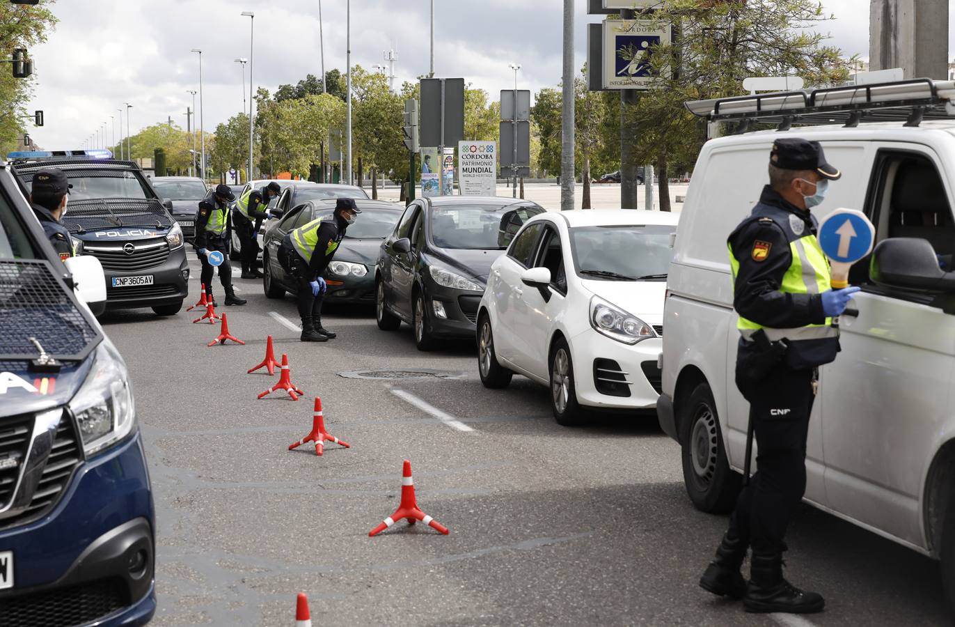 La Policía vigila que se cumpla el estado de alarma en Córdoba, en imágenes