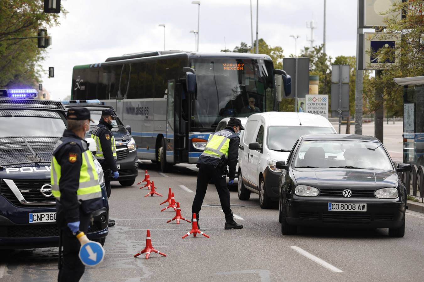 La Policía vigila que se cumpla el estado de alarma en Córdoba, en imágenes