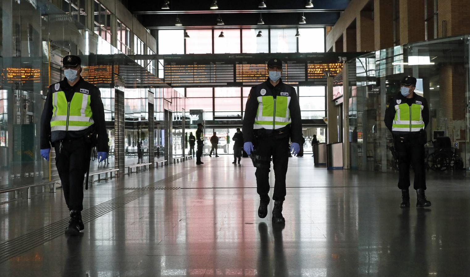 La Policía vigila que se cumpla el estado de alarma en Córdoba, en imágenes