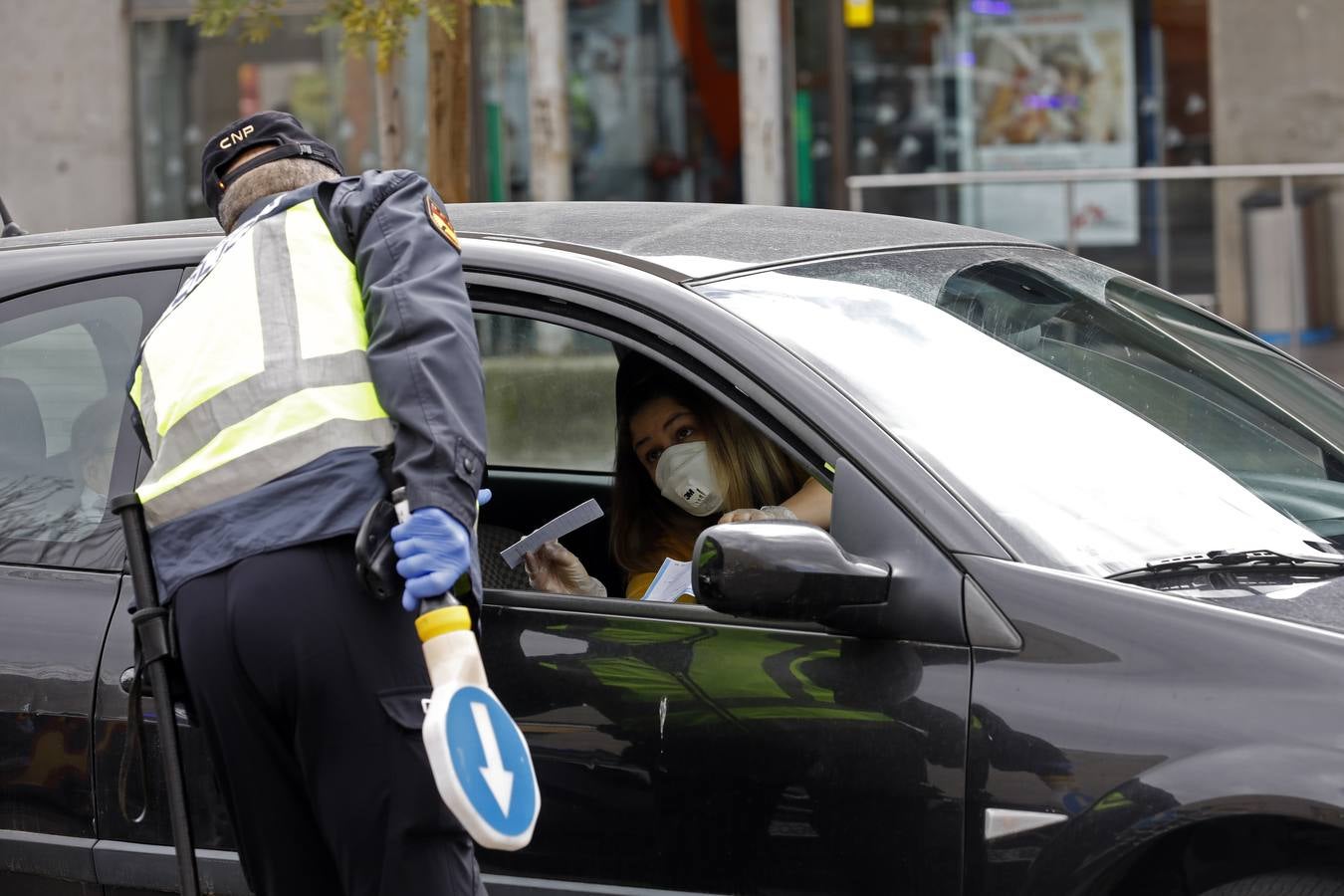 La Policía vigila que se cumpla el estado de alarma en Córdoba, en imágenes