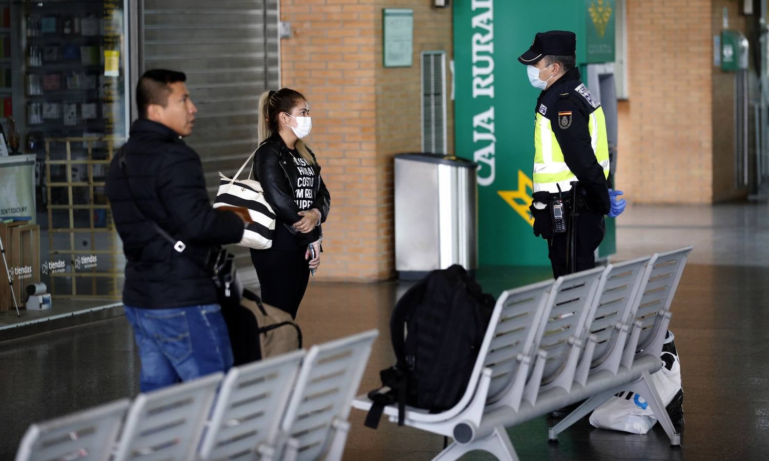 La Policía vigila que se cumpla el estado de alarma en Córdoba, en imágenes