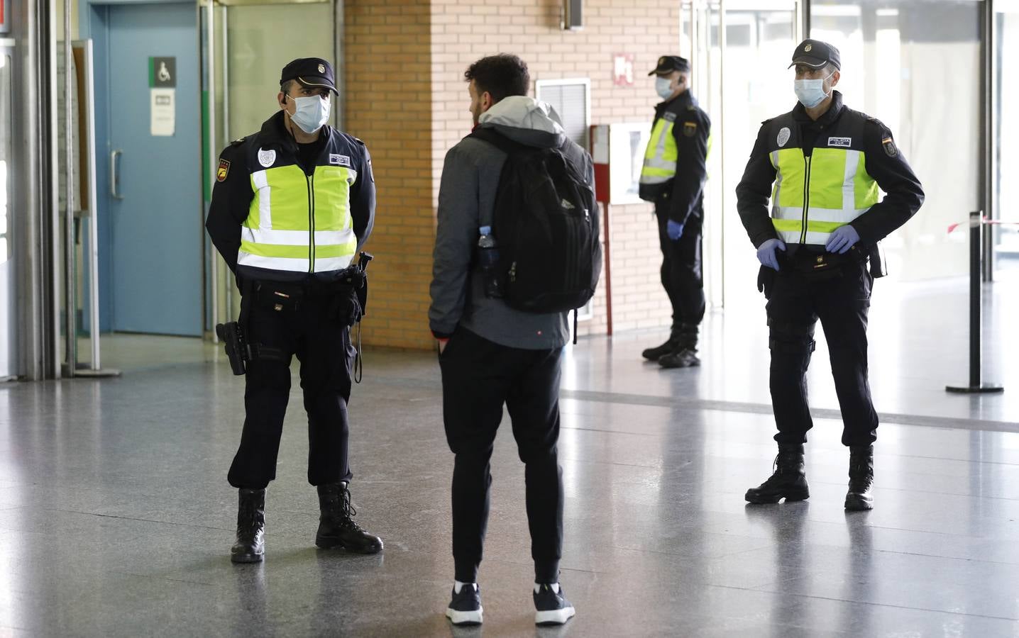 La Policía vigila que se cumpla el estado de alarma en Córdoba, en imágenes