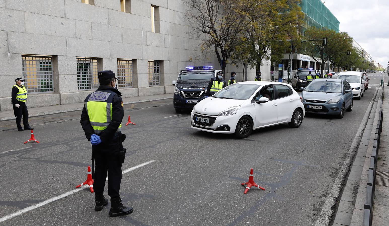 La Policía vigila que se cumpla el estado de alarma en Córdoba, en imágenes