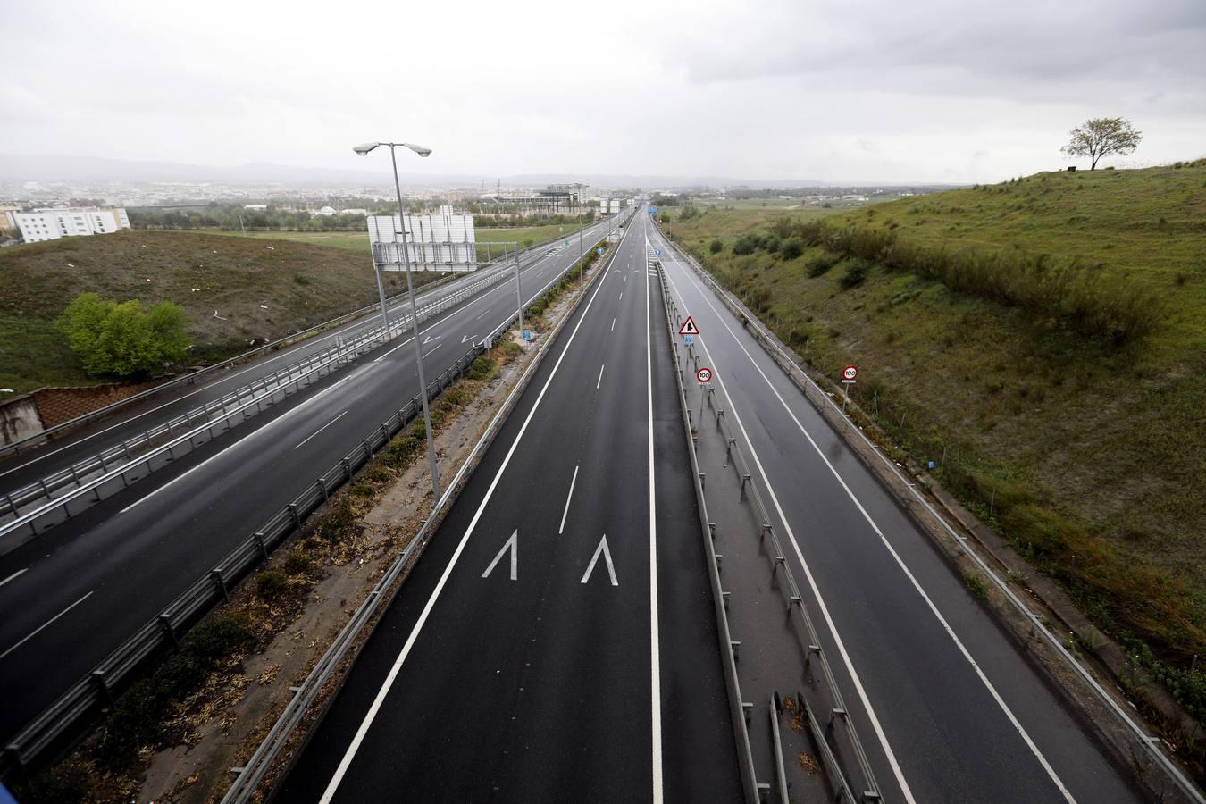 Las calles desiertas de un domingo de coronavirus en Córdoba, en imágenes