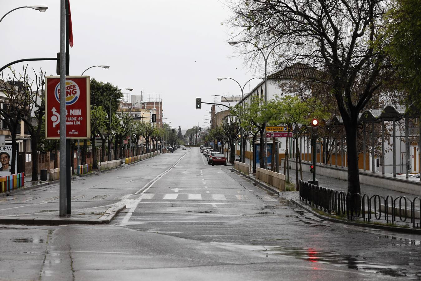 Las calles desiertas de un domingo de coronavirus en Córdoba, en imágenes